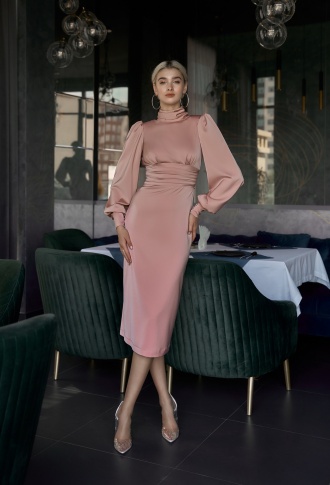 Пудровое платье миди с длинными рукавами и открытой спиной