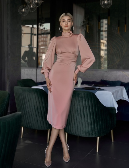 Пудровое платье миди с длинными рукавами и открытой спиной