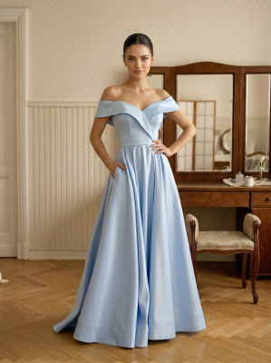 Голубое атласное платье с разрезом