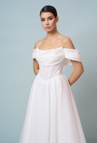 Белое платье со спущенными плечами а-силуэт