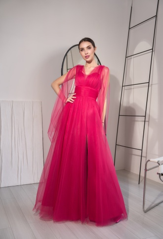 Малиновое атласное платье с фатиновой накидкой