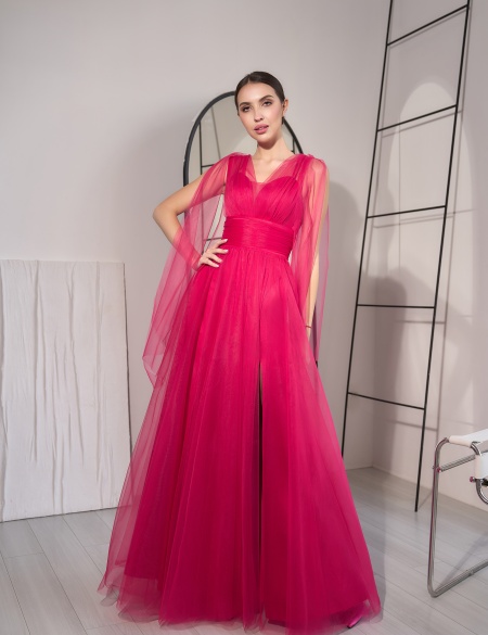 Малиновое атласное платье с фатиновой накидкой