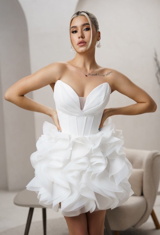Белое платье мини с воланами