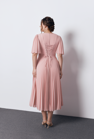 Розовое платье миди с плиссированной юбкой и рукавами-крылышками