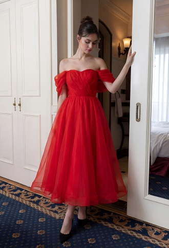 Красное платье миди из органзы со спущенными плечами