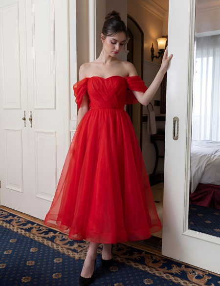Красное платье миди из органзы со спущенными плечами