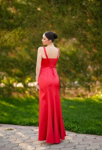 Красное платье с корсетным верхом и разрезом на ноге Красное платье с корсетным верхом и разрезом на ноге