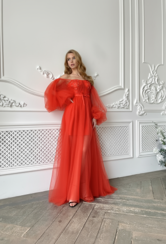 Красное платье с разрезом на ноге и пышными рукавами