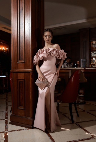 Пудровое платье по фигуре с разрезом на ноге и оборкой