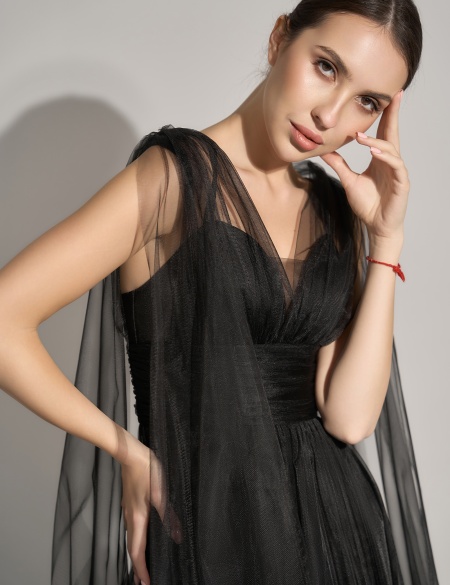Чёрное атласное платье с фатиновой накидкой