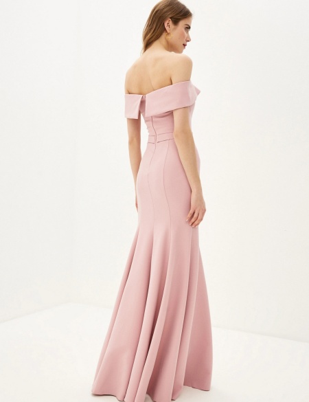 Пудровое платье по фигуре со спущенными плечами с разрезом на ноге