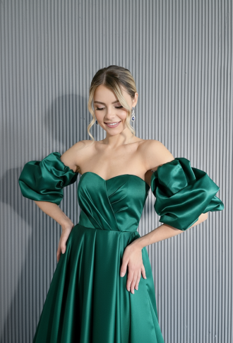 Изумрудное атласное платье бандо с разрезом на ноге и буфами