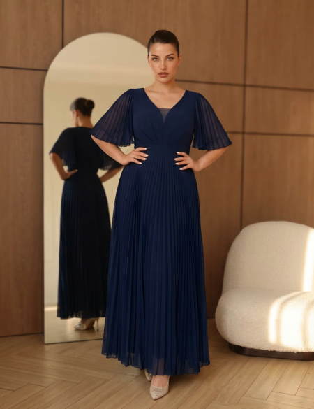 Темно-синее платье с плиссированной юбкой и рукавами-крылышками