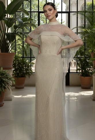 Бежевое платье по фигуре с накидкой