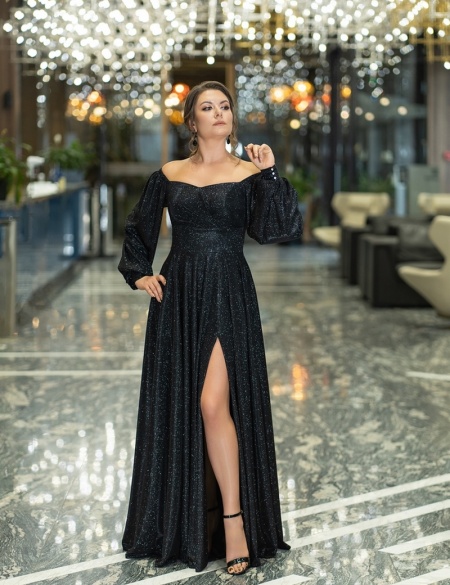 Черное блестящее платье с разрезом на ноге и длинными рукавами