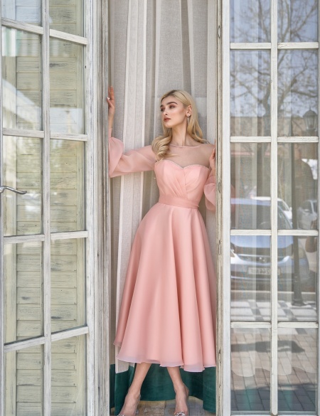 Пудровое платье миди из органзы с разрезом на ноге и длинными рукавами