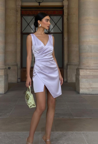 Лавандовое атласное платье миди с разрезом на ноге