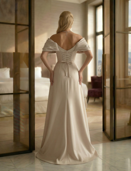 Бежевое платье по фигуре с разрезом на ноге и объёмными спущенными плечами