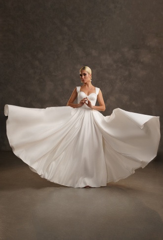 Белое атласное платье на бретельках с разрезом на ноге