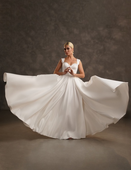 Белое атласное платье на бретельках с разрезом на ноге