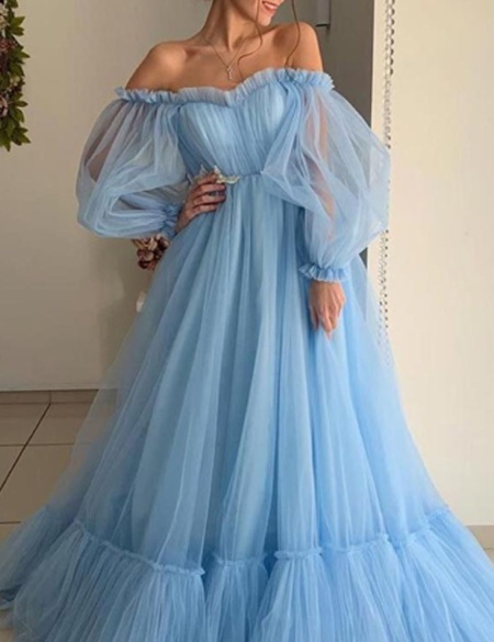 Голубое фатиновое платье с пышными рукавами