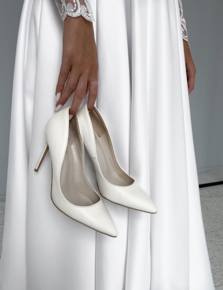 Белые туфли на высоком каблуке