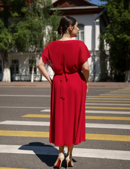 Красное шифоновое платье миди с рукавами крыло