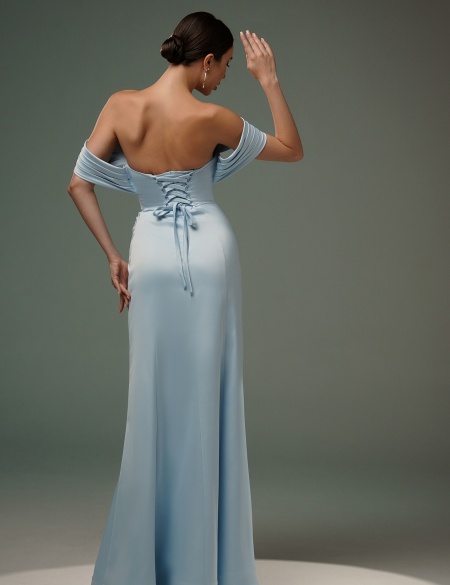 Голубое атласное платье с корсетным лифом