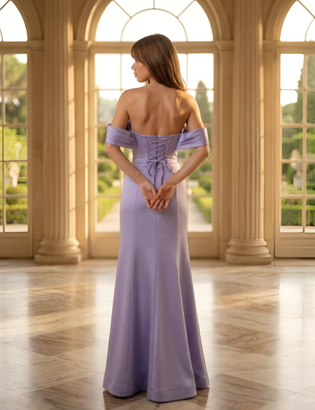 Лавандовое атласное платье по фигуре с разрезом на ноге