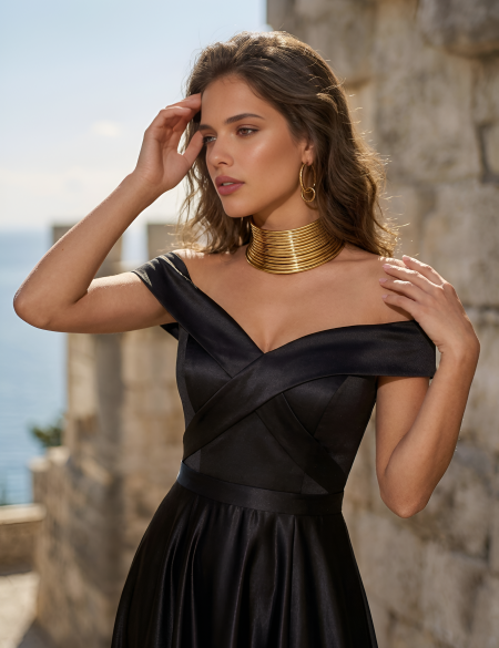 Черное атласное платье с разрезом