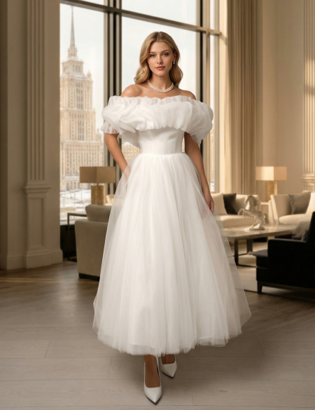 Белое платье миди с фатиновой оборкой