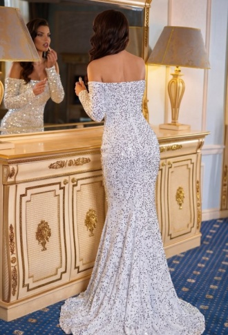 Серебряное платье из пайеток со спущенными плечами, длинными рукавами и шлейфом