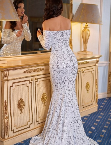 Серебряное платье из пайеток со спущенными плечами, длинными рукавами и шлейфом