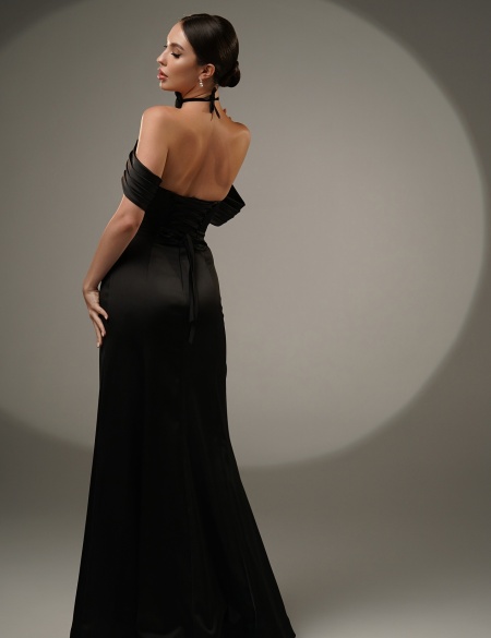 Чёрное атласное платье с корсетным лифом