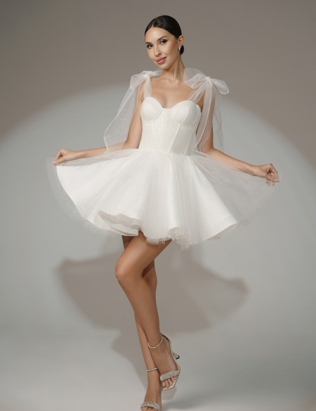 Белое платье мини с бантиками