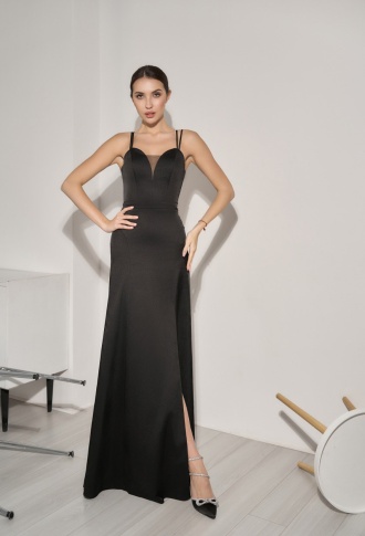 Чёрное атласное платье с разрезом на ноге