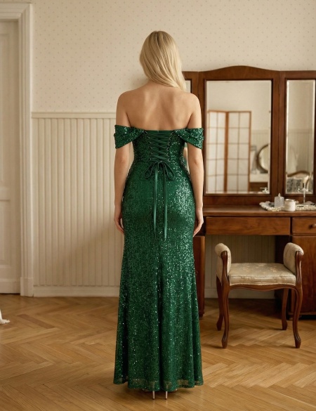 Изумрудное блестящее платье по фигуре с разрезом на ноге и спущенными плечами
