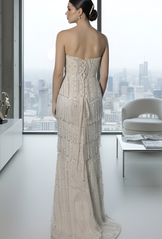 Бежевое платье бандо из бисера с разрезом на ноге