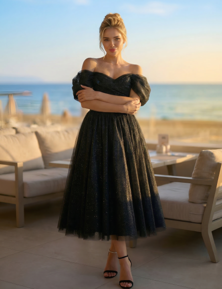 Чёрное блестящее платье миди со спущенными плечами