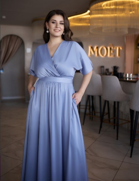 Голубое атласное платье с карманами