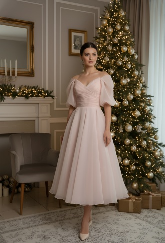 Розовое платье миди из органзы со спущенными плечами