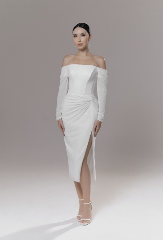 Белое блестящее платье миди с разрезом и рукавами