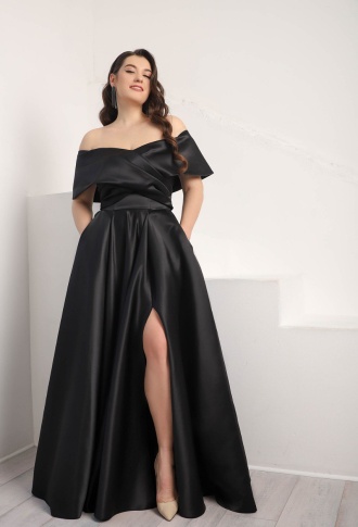 Чёрное атласное платье с разрезом на ноге и спущенными плечами