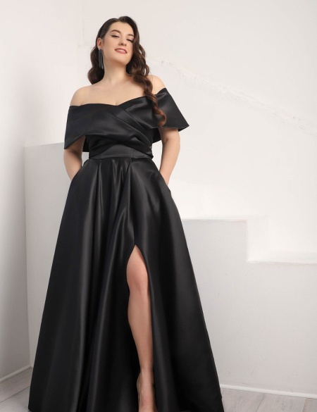 Чёрное атласное платье с разрезом на ноге и спущенными плечами