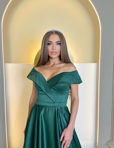 Изумрудное атласное платье с разрезом