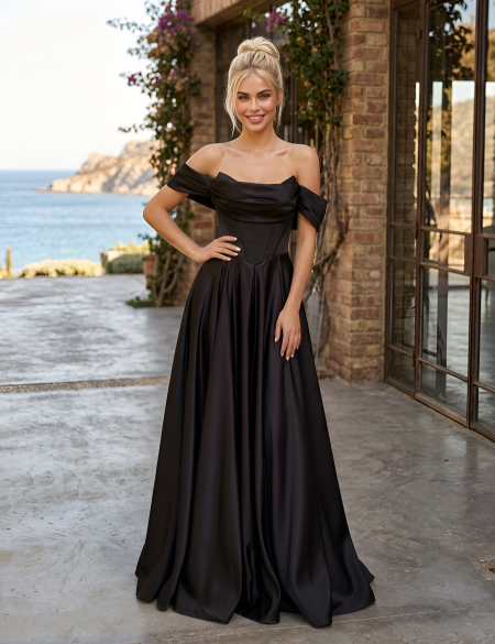 Черное платье со спущенными плечами и разрезом на ноге а-силуэт