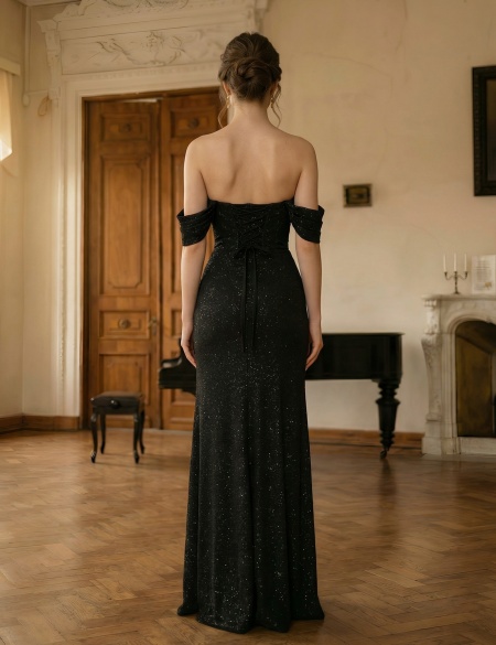 Чёрное блестящее платье по фигуре с разрезом на ноге и спущенными плечами