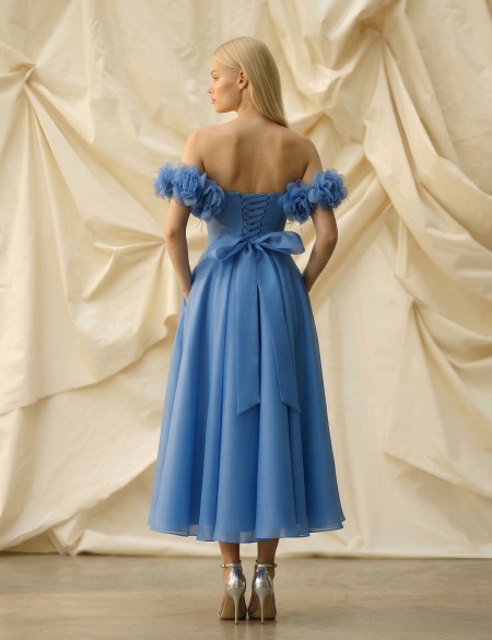 Синее платье миди с 3D цветами на плечах