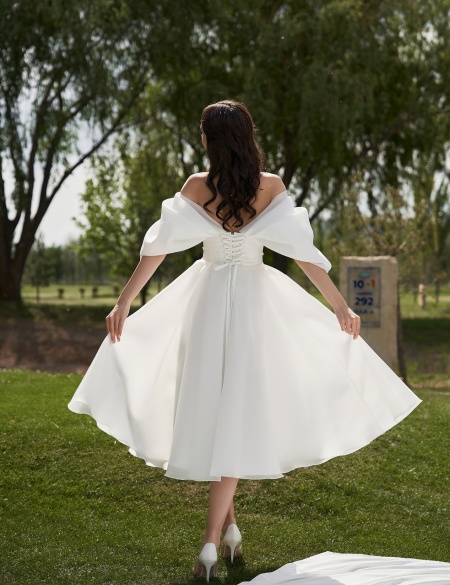 Платье миди из органзы со спущенными плечами и пояском