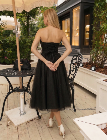 Чёрное блестящее платье миди бандо